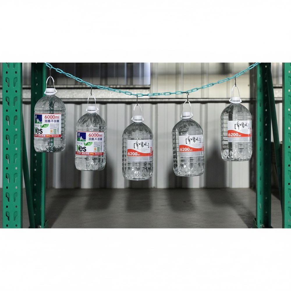 Load test: PINKBRAND nylon (PA) chain clothesline holds five 6 L water jugs between racks—heavy-duty chain supports 30 kg without breaking.
