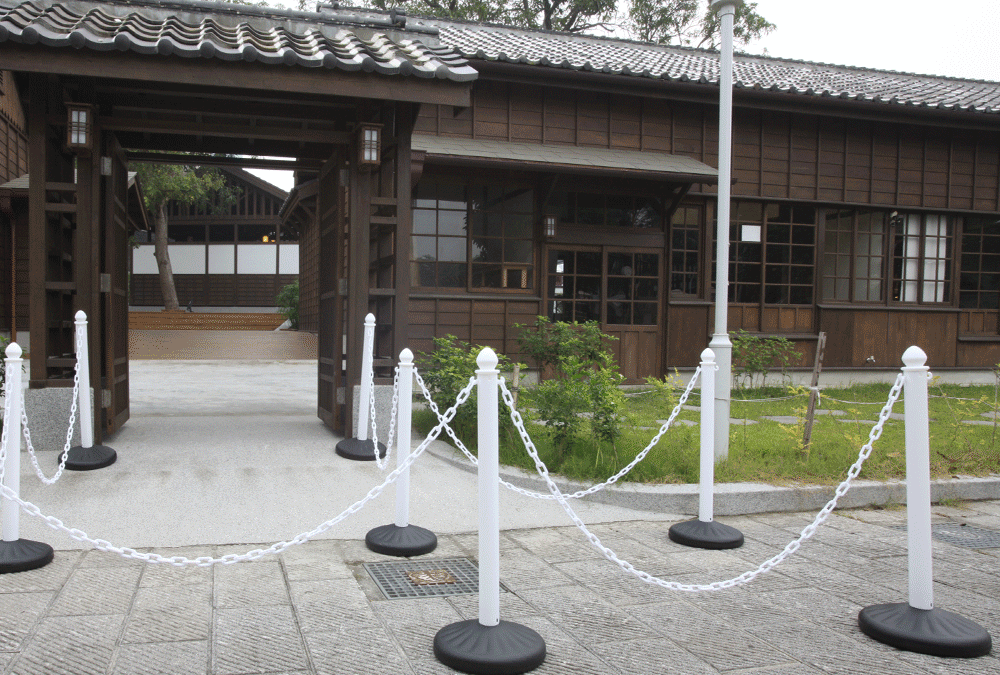 Choosing the Right Plastic Stanchions for Your Facility: Features and Benefits
