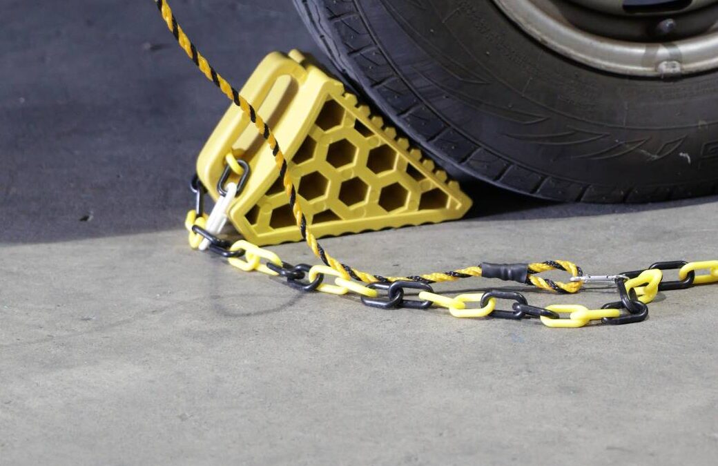 A Must-Read for Professional Drivers! Even Veterans Forget Wheel Chocks? This “Mirror Tag Method” Implements an Essential Safety Error-Proofing Mechanism