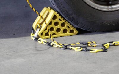 A Must-Read for Professional Drivers! Even Veterans Forget Wheel Chocks? This “Mirror Tag Method” Implements an Essential Safety Error-Proofing Mechanism